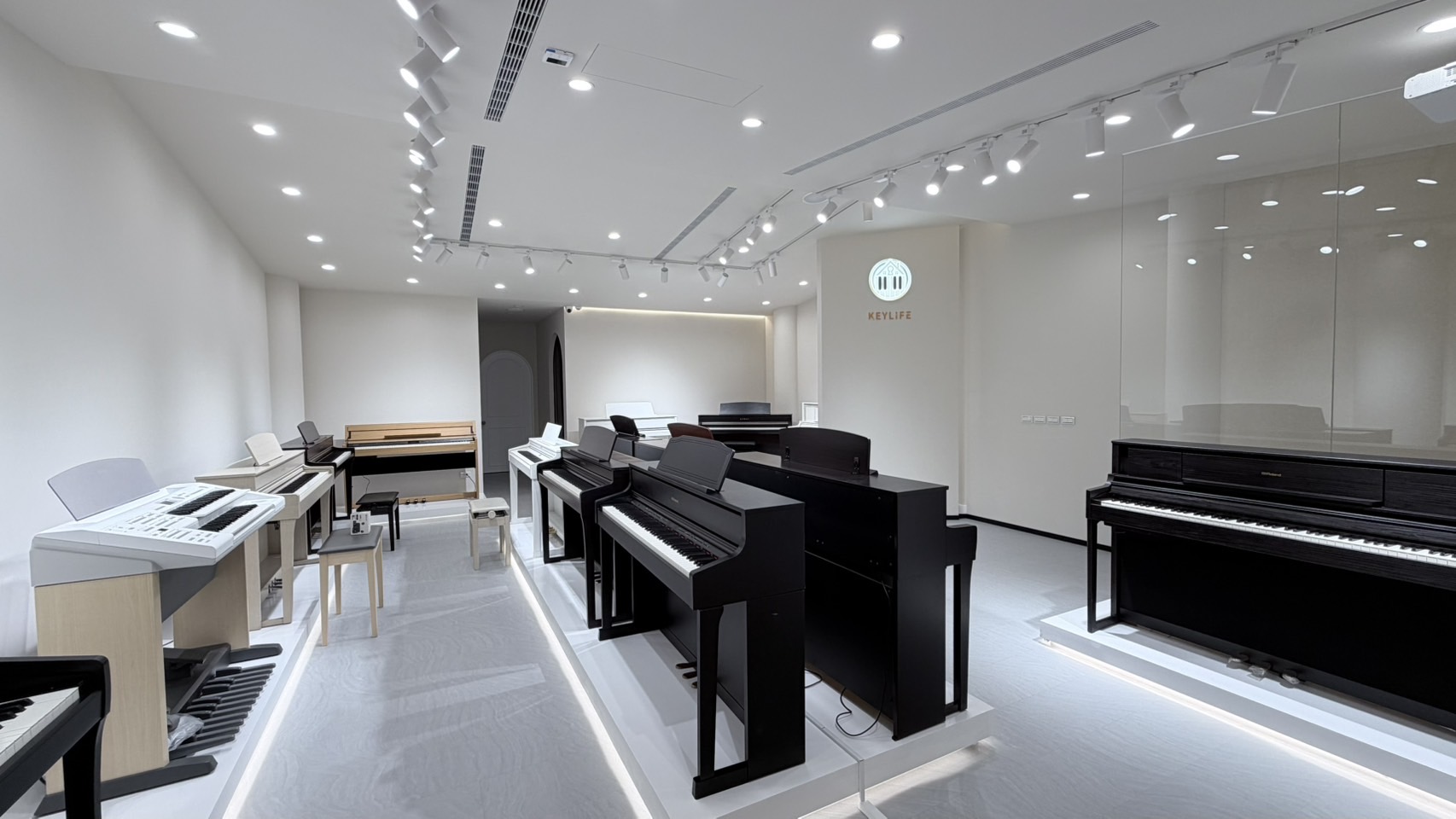 KEYLIFE 台中體驗中心現場，多台電鋼琴同場展示