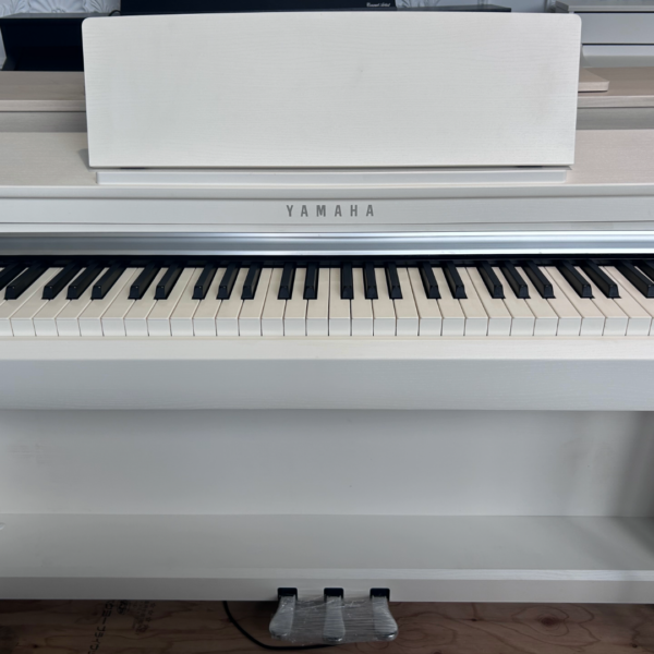 YAMAHA CLP-825